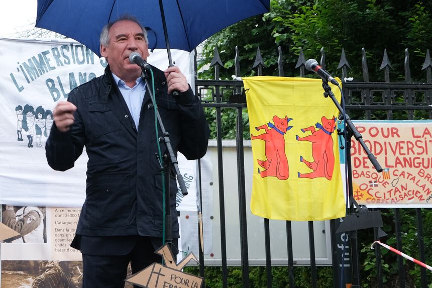 François Bayrou à Pau devant la préfecture des Pyrénées-Atlantiques, le 29 mai 2021, pour la défense des langues régionales.