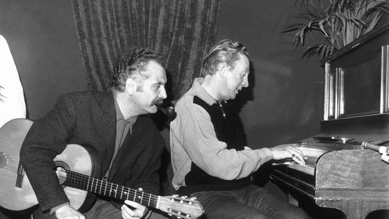 Georges Brassens et Charles Trenet lors d'une séance de travail en 1965 ©Getty