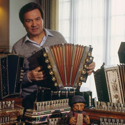 Portrait de Marcel Azzola chez lui en 1986