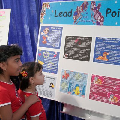 Miami-Dade College, Medical Center Campus, stand de santé communautaire, déc. 2004 : le saturnisme lié au plomb, dans l'eau, dans la peinture, identifier où il peut se cacher, que peuvent faire les parents pour réduire sa présence dans le sang...?