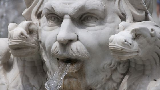 Fontaine à Rome, Italie ©Getty - Mitch Diammond