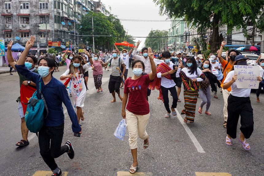 Des manifestants font le salut à trois doigts, symbole de révolte contre le pouvoir, lors d'une manifestation contre le coup d'État militaire à Yangon, le 3 juin 2021.