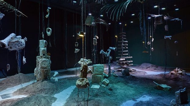 Le projet « Desbosque : desenterradno señales » du collectif FIBRA traite des réseaux souterrains du vivant