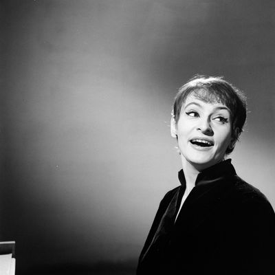 Barbara sur le plateau de l'émission réalisée par Eric Le Hung pour l'émission "Moi j'aime"