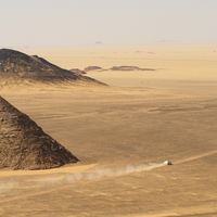 La course automobile du rallye du pharaon dans le Sahara égyptien