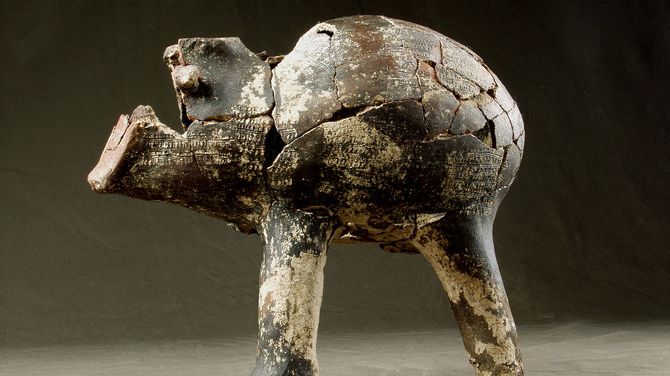 Vase en forme de taureau (d'une trentaine de centimètres) trouvé à Aubevoye (Eure) en 2003, dans un village de la culture Villeneuve-Saint-Germain, daté vers 4 800 avant notre ère.