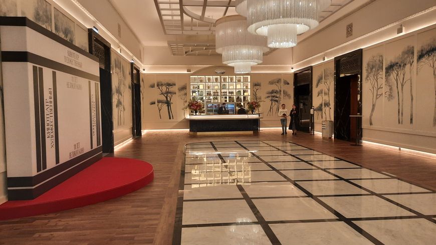 Construit avant la révolution bolchevique, le plus vieux cinéma de Moscou, "Le Khudojestviennyi", rénové après bien des aléas, retrouve une seconde jeunesse