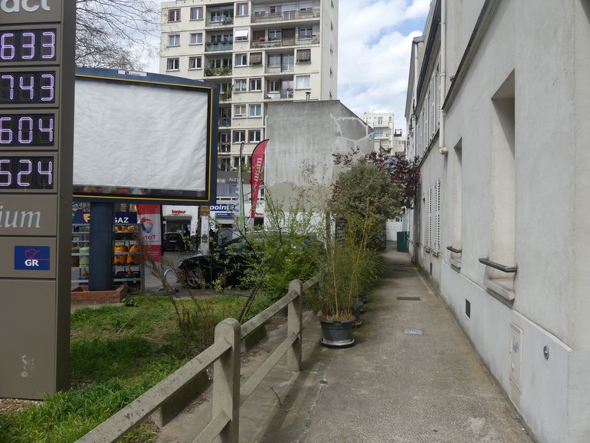 L'impasse Florimont, derrière une banale station essence