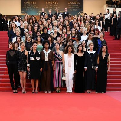 En 2018, à l'initiative du Collectif 50/50, 82 femmes montent les marches pour l’égalité salariale et protestent contre le manque de films réalisés par des femmes dans l'industrie cinématographique.