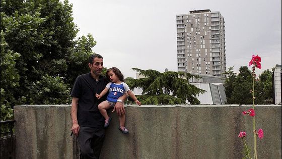 Alfortville, juin 2005 : Mr Akkak, magasinier et sa fille atteinte de saturnisme. Vivant dans un logement insalubre, après le diagnostic de saturnisme sur la jeune enfant, la famille été placée à l'hôtel, en attente d'un relogement. ©Getty - Louise OLIGNY/Gamma-Rapho via Getty Images - Getty
