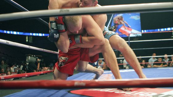 combat de MMA entre Vladimir Matyshabnko et Tim Boesch ©Getty - Bill Tompkins