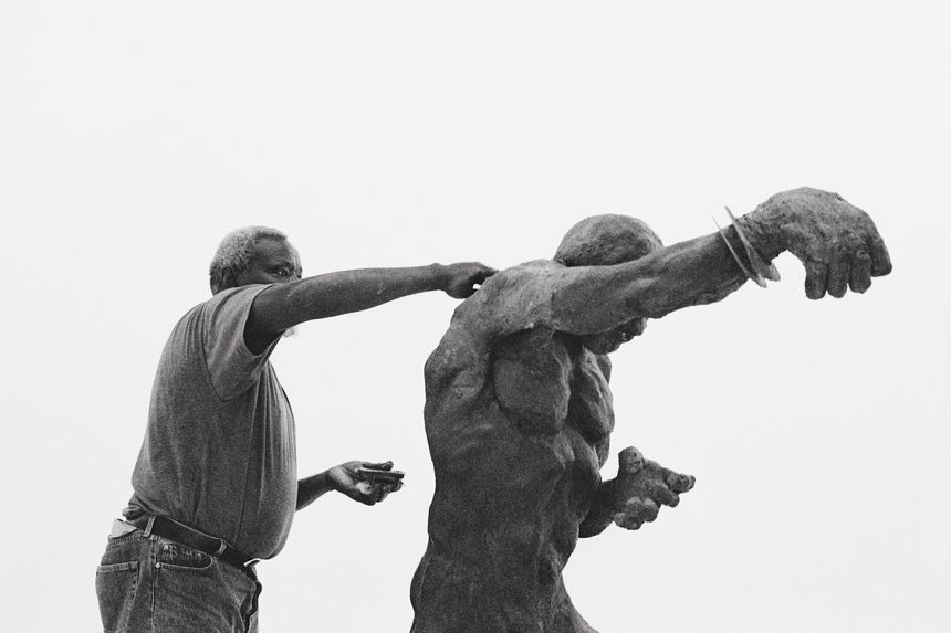 Ousmane Sow sculptant