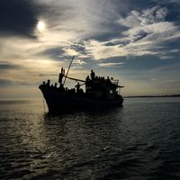 Des réfugies Rohingyas originaires de Birmanie arrivent sur les rives du village de Lancok en Indonésie.