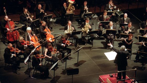 Pierre Boulez dirigeant l'ensemble Intercontemporain en 2003 ©Getty - Hiroyuki Ito