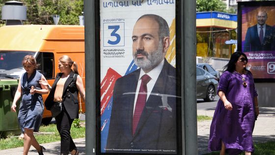 Affiche électorale du Premier Ministre arménien Nikol Pachinian, candidat pour les législatives du dimanche 20 juin, le 16 juin dans les rues d'Erevan. ©AFP - Karen MINASYAN /