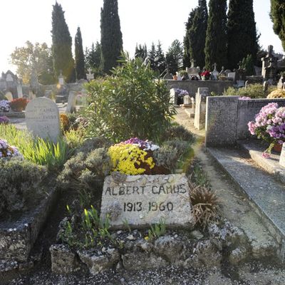 Tombe d'Albert Camus (1913-1960) au cimetière du village de Lourmarin (Vaucluse).