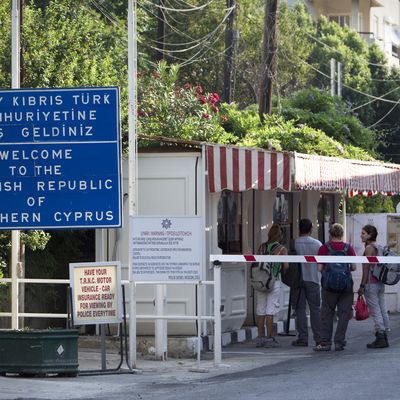 Des touristes attendent leurs passeports alors qu'ils traversent vers le nord de Nicosie, contrôlé par la Turquie, le 28 juin 2012.