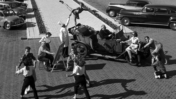 Boris Vian, à droite sur le capot de la voiture, dans " Le Chevalier de neige ", spectacle musical écrit en 1953 par Boris Vian avec une musique de Georges Delerue, il est présenté pour la première fois en août 1953 au Festival de dramatique de Caen ©Getty - Reporters associés/Gamma-Rapho