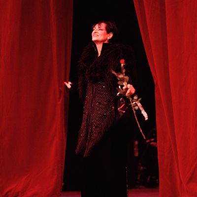 L’auteure-compositrice et interprète Barbara sur la scène du Théâtre du Châtelet, à Paris.