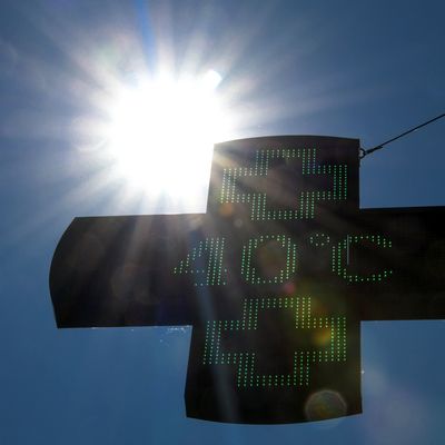 Thermomètre d'une pharmacie à Lille, le 27 juillet 2018, indiquant 40 °C. Ce record de température bat celui des 36,6 degrés Celsius, lors de la canicule de juillet 2003. La canicule 2003 avait suscité des controverses autour de la surmortalité.