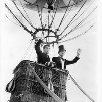 Mario Moreno Cantinflas (Passepartout) and David Niven (Phileas Fogg) dans le film "Le Tour du monde en quatre-vingts jours" de Michael Anderson (1956), adapté du roman éponyme de Jules Verne
