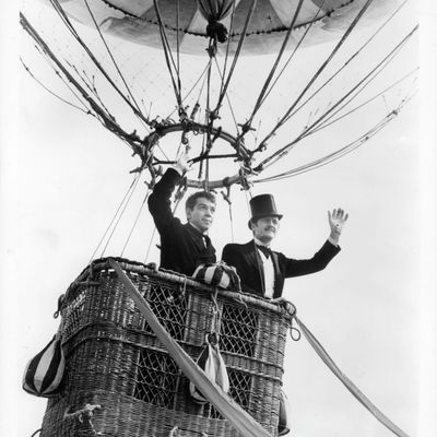 Mario Moreno Cantinflas (Passepartout) and David Niven (Phileas Fogg) dans le film "Le Tour du monde en quatre-vingts jours" de Michael Anderson (1956), adapté du roman éponyme de Jules Verne
