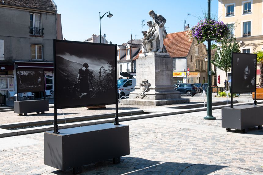 Vue de l'exposition "L'Oeil Urbain" sur le parvis de l'Hôtel de Ville de Corbeil Essone avec les photographies de Gabrielle Duplantier
