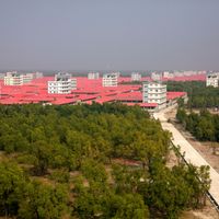 Vue générale du complexe de logements de l'île de Bhashan Char dans le district de Noakhali, au Bangladesh, où les réfugiés rohingyas sont relogés, le 29 décembre 2020.