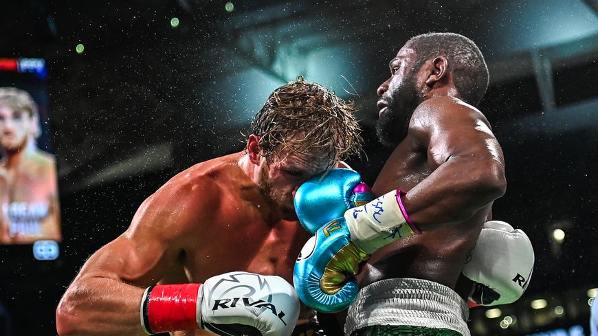 Logan Paul (g) / Floyd Mayweather (d) - Lors du combat le 07/06/2021 (Chandan Khanna)