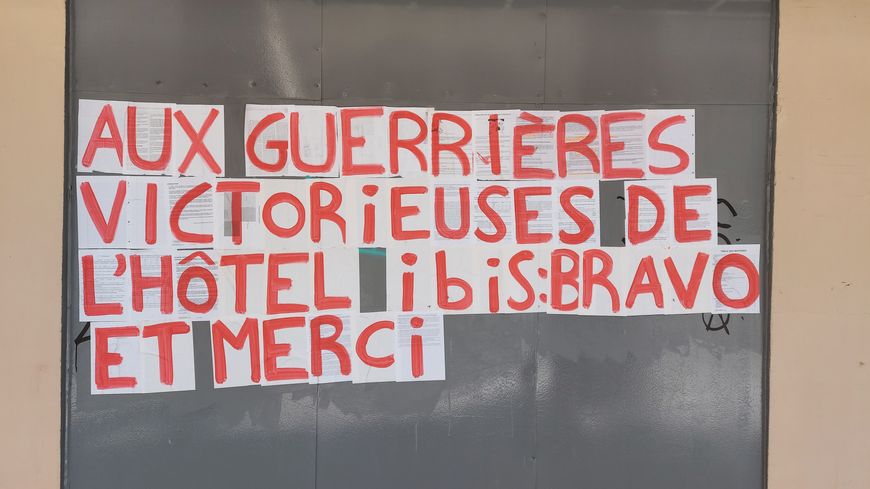 Collage rue de Rivoli.