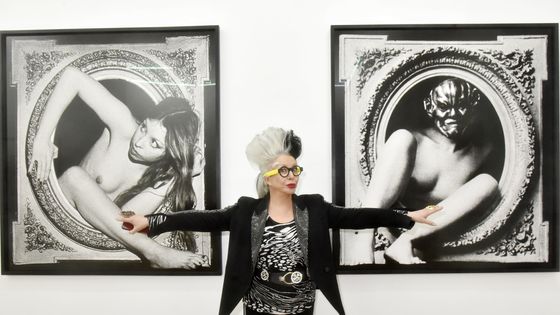 L'artiste visuelle/interprète Orlan pose avec son autoportrait lors de l'avant-première de "Strip-Tease Historique" d'Orlan à la Galerie Ceysson & Bénétière le 18 février 2021 à Paris, France. ©Getty - Foc Kan / WireImage