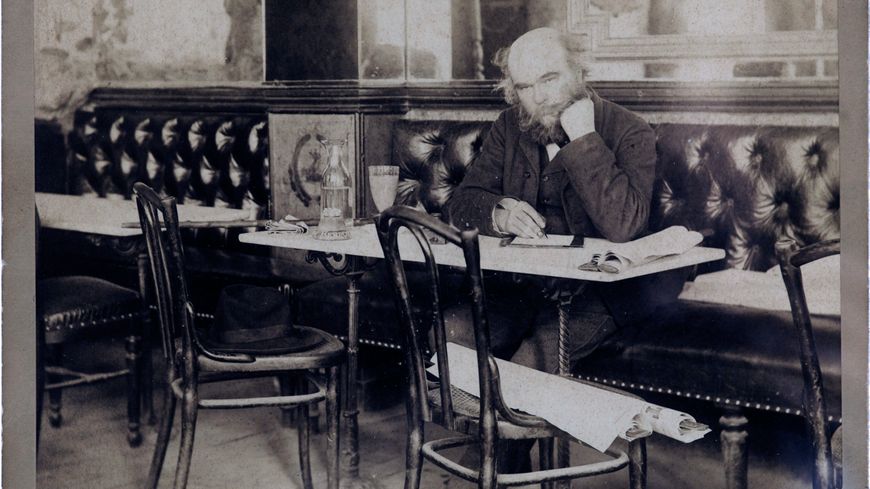 Paul Marie Verlaine (1844-1896) au Café François 1er, 69 boulevard Saint-Michel dans le 5e arrondissement de Paris. Photographie de Paul François Arnold Cardon dit Dornac (entre 1890 et 1896)