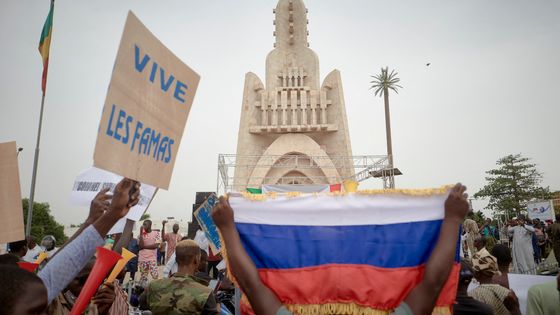 Des partisans des Forces armées maliennes célèbrent le récent coup d'Etat mené par le vice-président du gouvernement de transition Assimi Goita sur la place de l'Indépendance à Bamako, le 28 mai 2021. ©AFP - Michele Cattani