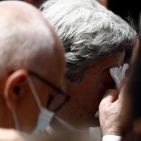 Jean-Luc Mélenchon s'essuie le visage après avoir été enfariné lors de ma "marche des libertés" samedi 12 juin
