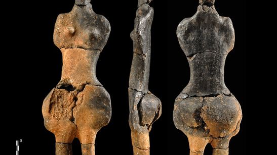 Statuette de la dame de Villers-Carbonnel de 21 cm de hauteur, vers 4000 avant notre ère, trouvée en 2010 dans la Somme. Cet objet est exceptionnel par son intégrité et la rareté des figurations féminines au Néolithique moyen. - © Dominique Bossut / Inrap