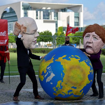 Des militants de l'ONG Campact déguisés en Angela Merkel et Peter Altmaier, ministre de l'Économie, manifestent contre la loi gouvernementale sur l'élimination progressive du charbon, 3 juillet 2020.