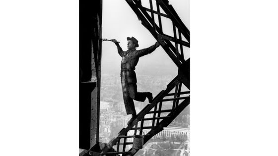 Le peintre de la tour Eiffel - Paris 1953 - Fonds Marc Riboud au MNAAG