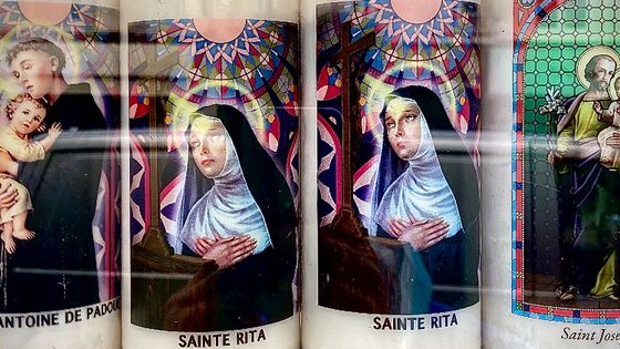 Bougies à l'effigie de Sainte Rita. ©Radio France - Victor Kandelaft
