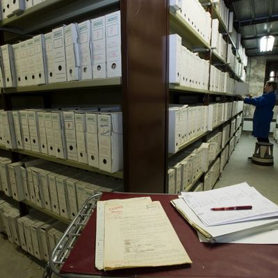 Une archiviste du Service Historique de la Défense, basé au château de Vincennes, près de Paris