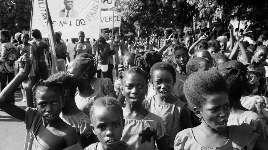 Le 27 septembre 1974, une manifestation organisée par le Parti africain pour l'indépendance de la Guinée et du Cap-Vert (PAIGC) célèbre l'indépendance de la Guinée-Bissau
