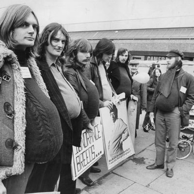 "Hommes enceints" lors d'une manifestation en faveur du contrôle des naissances le 5 février 1972. Straford, Royaume-Uni.