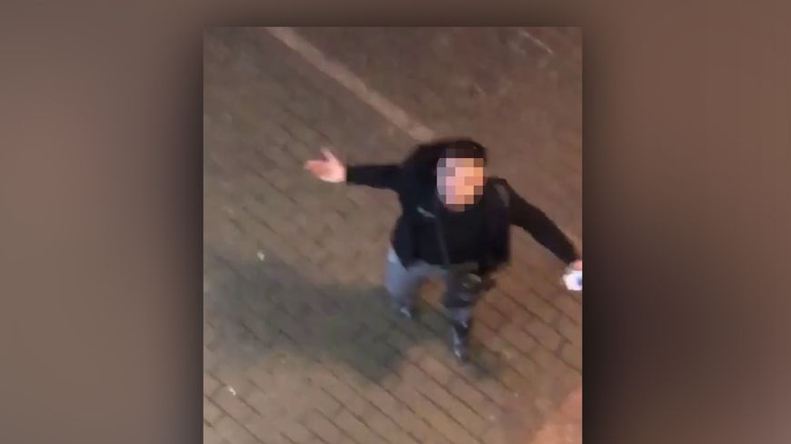 Cet homme est suspecté d'avoir, dimanche soir, agressé un livreur Uber Eats noir qui récupérait une commande dans un fast-food de Cergy (Val-d'Oise).