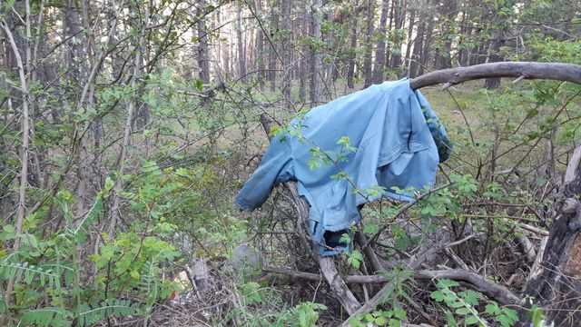 Des habits laissés sur la route vers Briançon pour baliser le chemin