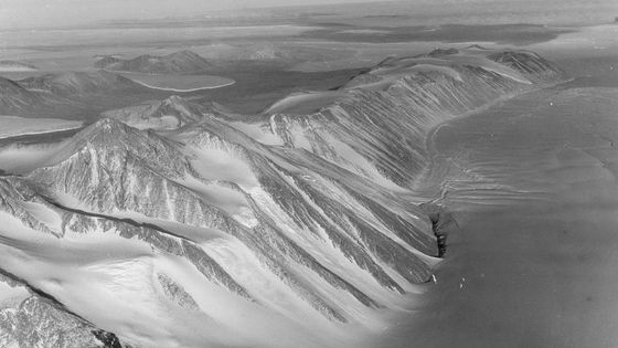 Vue aérienne des montagnes et des glaciers de chaque côté du Glacier Bleu, Antarctique, novembre 1959 ©Getty - Interim Archives / Contributeur