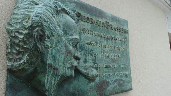 Impasse Florimont, une plaque indique la maison où Brassens vécut de 1944 à 1966. ©Radio France - Louis-Valentin Lopez