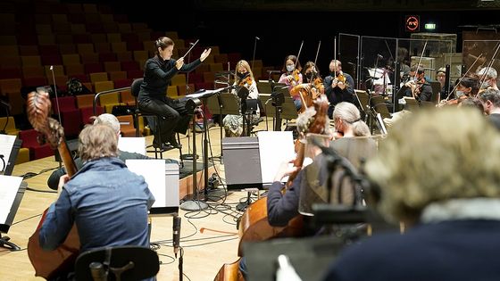 Auditorium de Radio France : La cheffe Debora Waldman en répétition ©Radio France - Christophe Abramowitz / RF