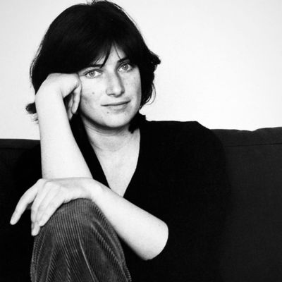Portrait de Chantal Akerman chez elle en juillet 1979 à Paris, France.