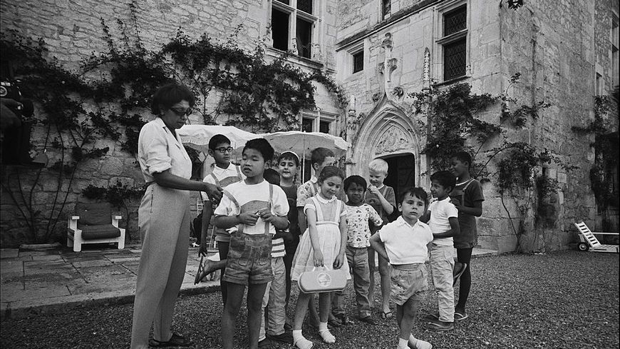 Joséphine Baker aux Milandes avec les enfants de sa "tribu arc-en-ciel" en 1964