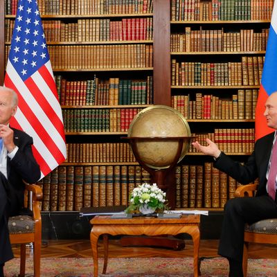 Genève ce 16 juin 2021 : Joe Biden et Vladimir Poutine lors de leur première rencontre à la Villa La Grange sur les bords du lac Léman
