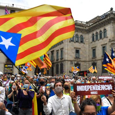 Des manifestants agitent des drapeaux catalans pro-indépendance Estelada lors d'un rassemblement pour exiger la formation d'un cabinet de gouvernement régional, à Barcelone le 16 mai 2021.